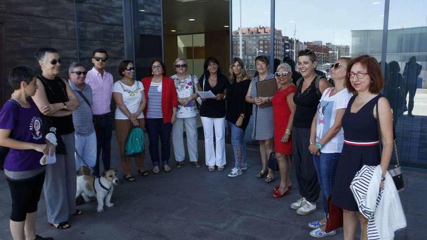 Representantes de varias de las asociaciones firmantes de la denuncia, ayer, en el Palacio de Justicia de Gijón.
