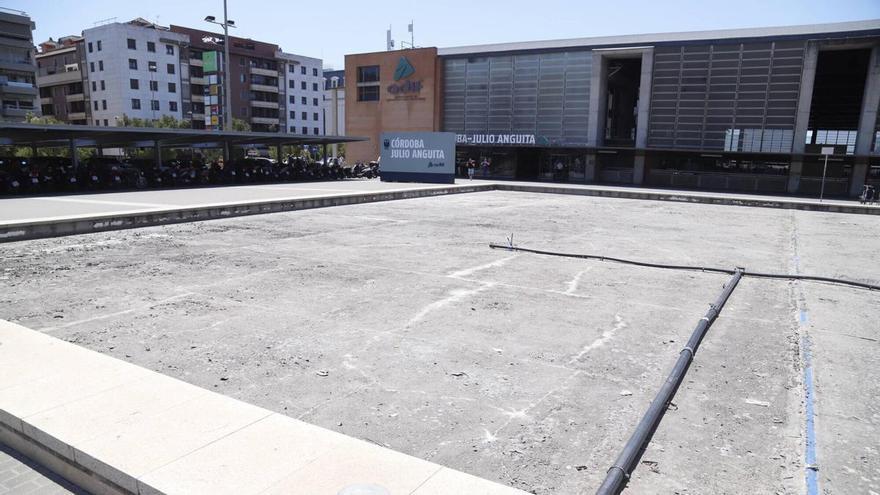 El Gobierno central no tiene previsto arreglar la fuente frente a la estación de Córdoba tras años de abandono