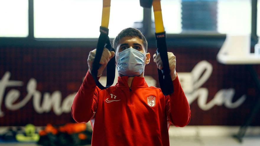 La plantilla del Granada se entrenó en el gimnasio, con guantes y mascarillas