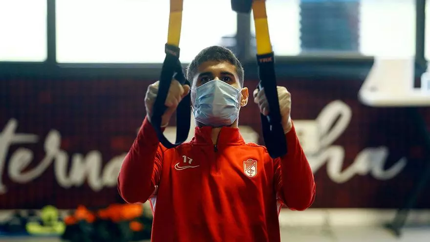 La plantilla del Granada se entrenó en el gimnasio, con guantes y mascarillas