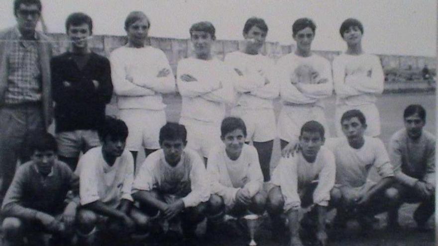 Víctor Manuel, primero por la derecha de pie, con el equipo de fútbol del Ural.