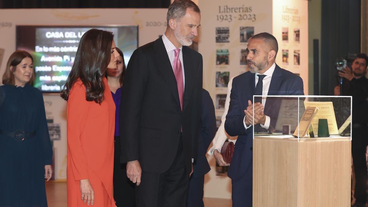 Los reyes asisten a la conmemoración del centenario de la Casa del Libro en el Círculo de Bellas Artes de Madrid.