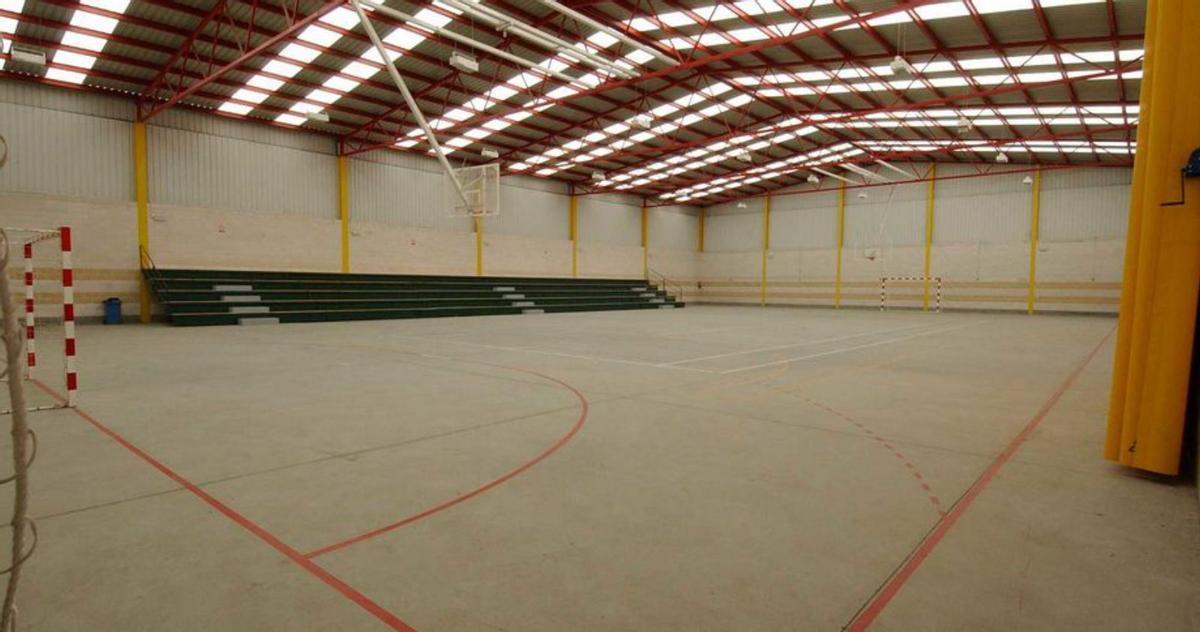 Interior del polideportivo de Rioturbio. | LNE