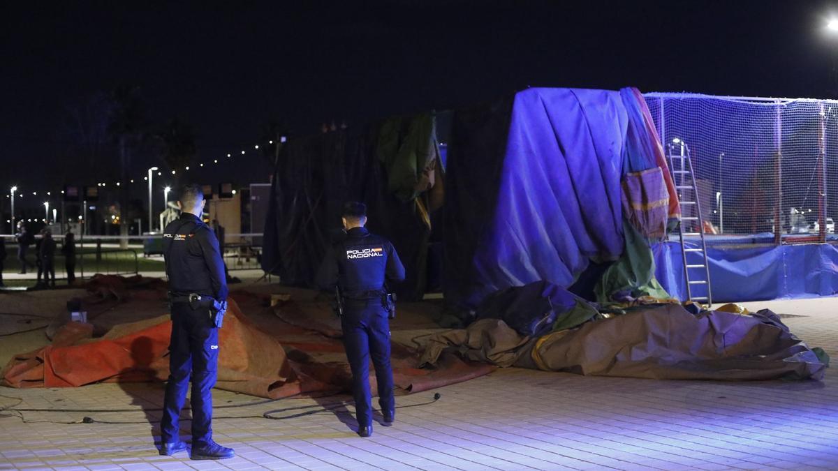 Dos niñas heridas de gravedad al volarse un castillo hinchable en Mislata, Valencia