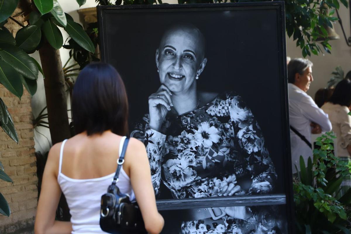 Una mujer observa la fotografía de Inmaculada.