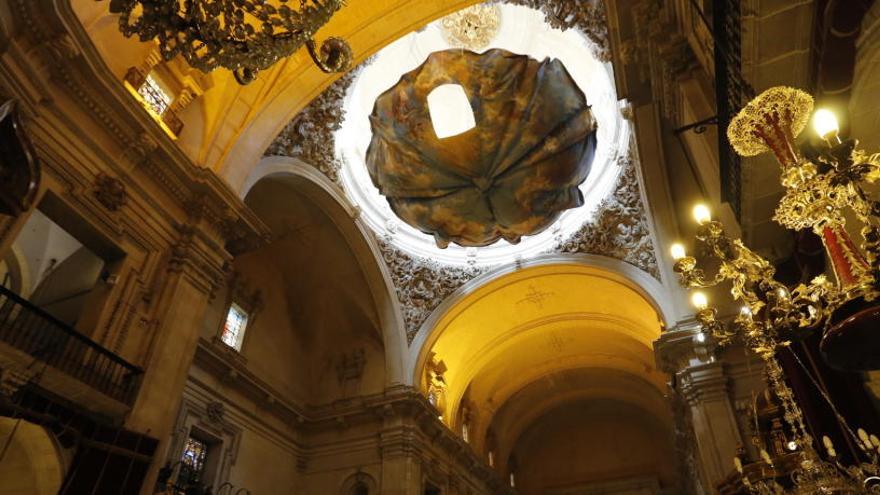 El izado del cielo en la basílica.