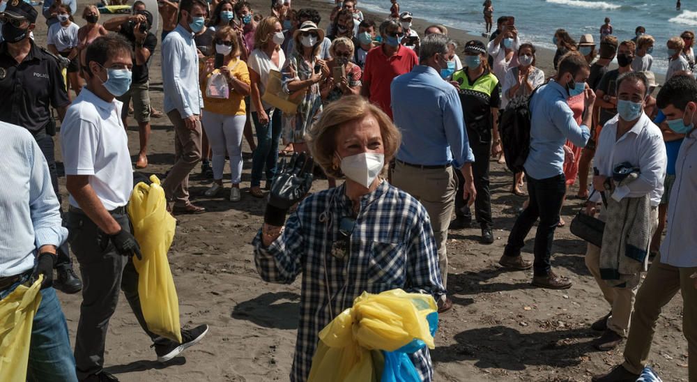 La Reina Sofía participa en una recogida de residuos en una playa de Rincón