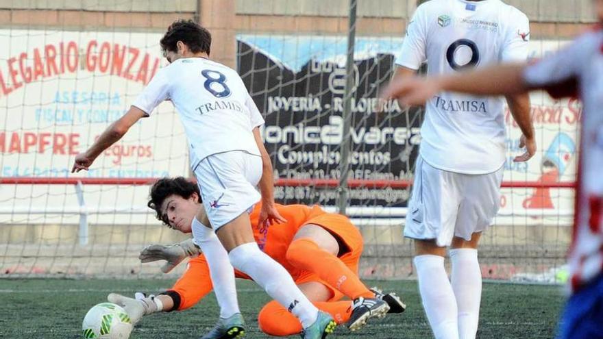 El portero de L&#039;Entregu, Rabanillo, se adelanta al langreano Luis Nuño.