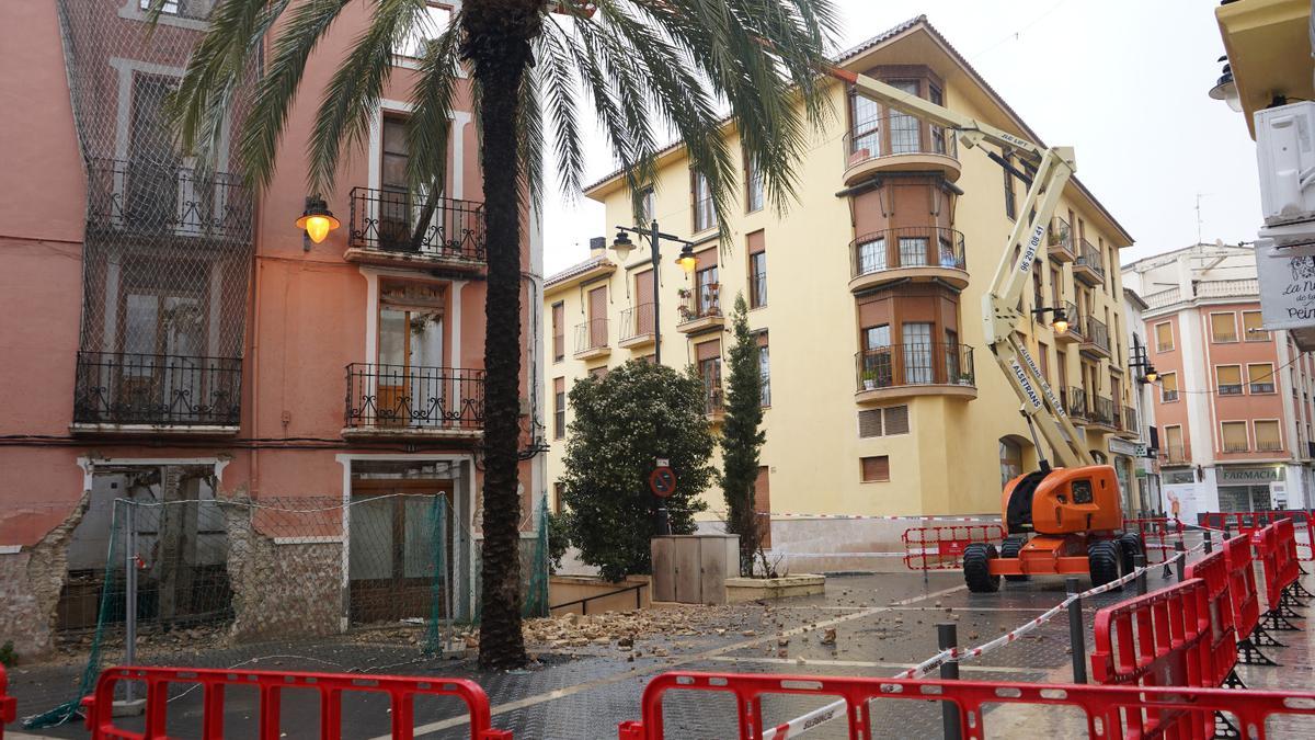 Se desploma parte de una cornisa de una vivienda en el casco histórico de Ontinyent