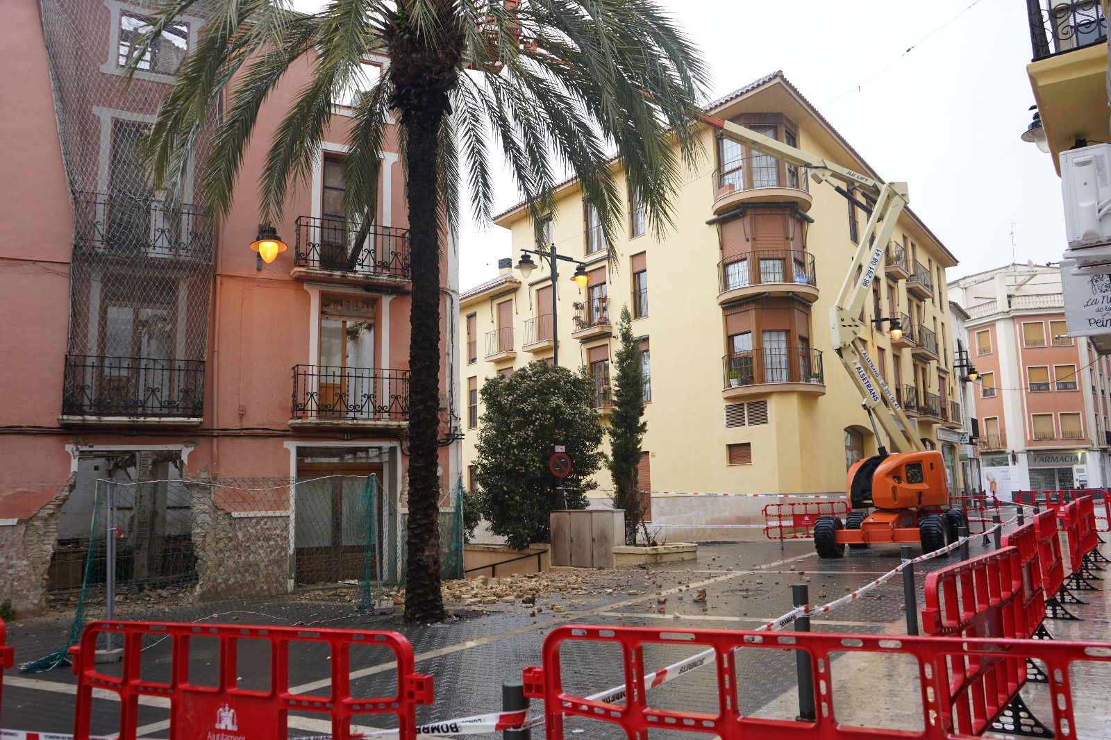 Se desploma parte de una cornisa de una vivienda en el casco histórico de Ontinyent