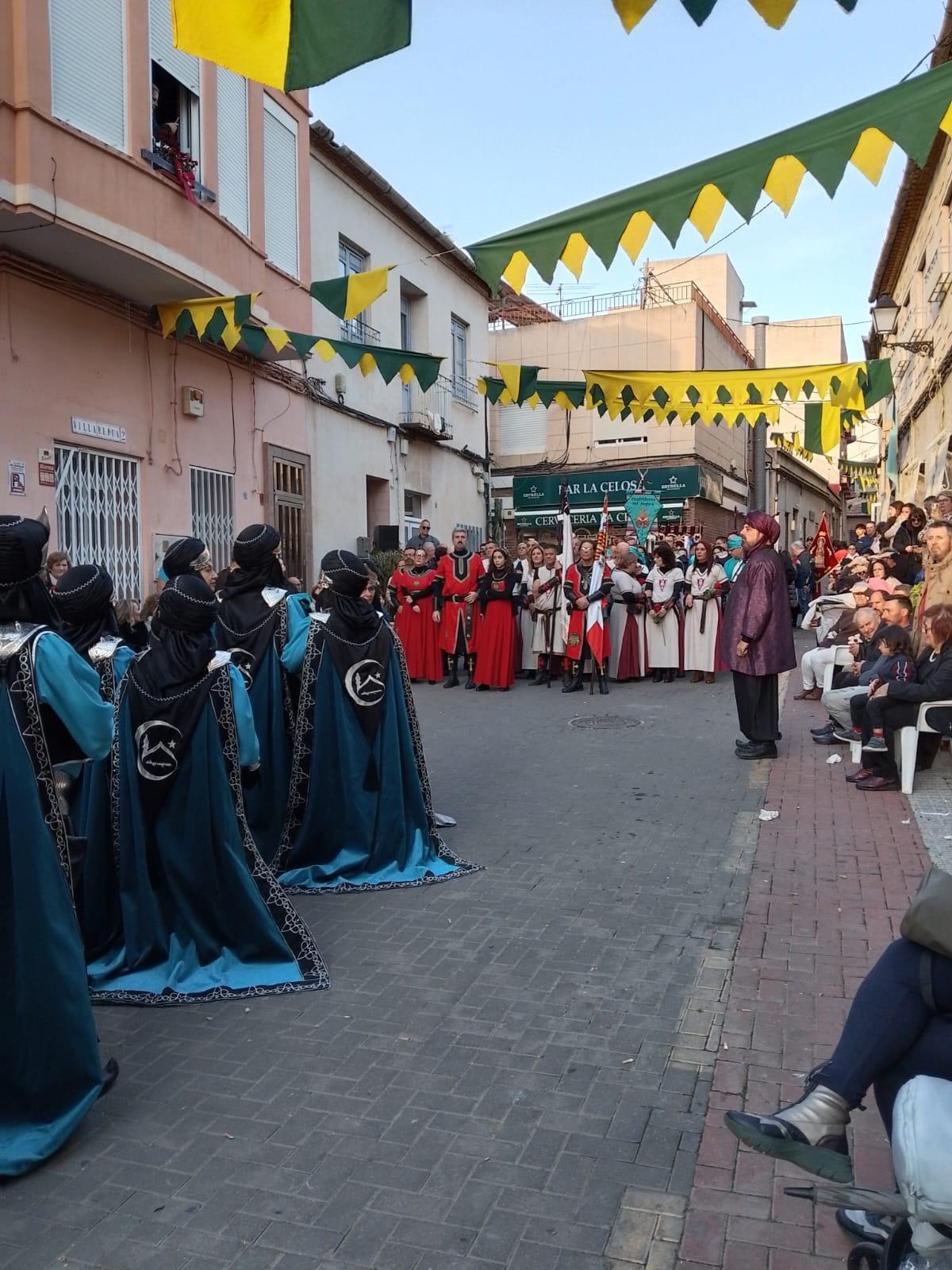 Una de las escenas del desfile, los musulmanes frente a los cristianos.