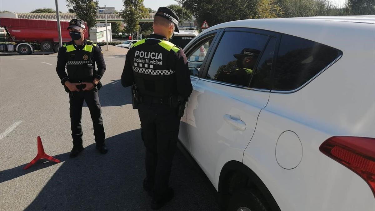 Agentes policiales de Gavà en un control durante el primer fin de semana con restricciones de movilidad
