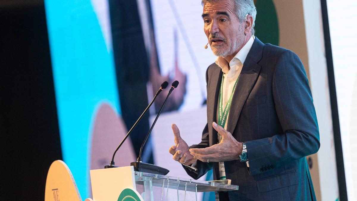 Adolfo Utor, presidente del Consejo Social de la UA, en un acto sobre Turismo.