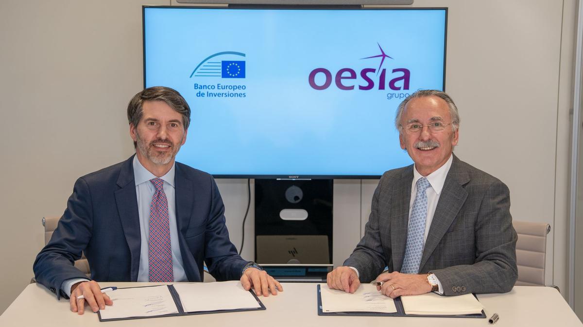 De izquierda a derecha: Antonio Lorenzo, jefe de la división de financiación para empresas de España y Portugal del BEI y Luis Furnells, presidente de Oesía.