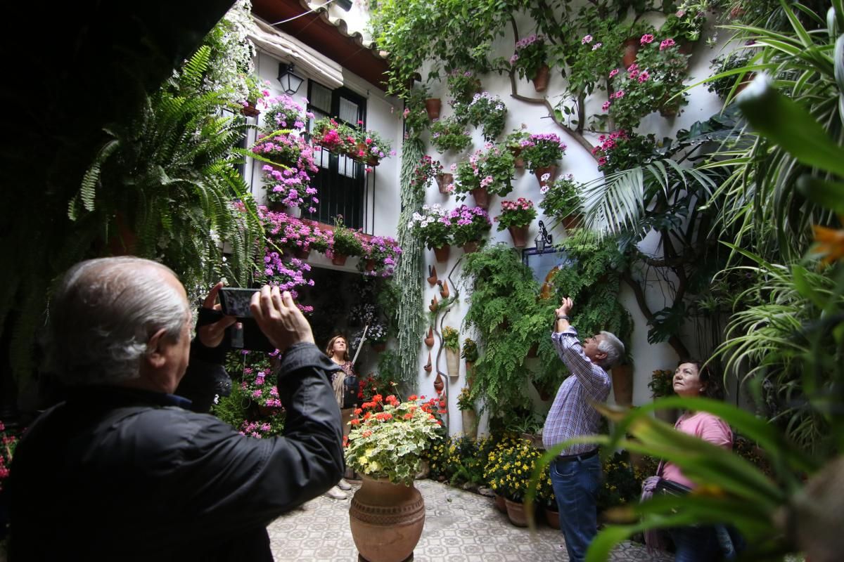 Paseando por los patios de San Pedro y Santiago