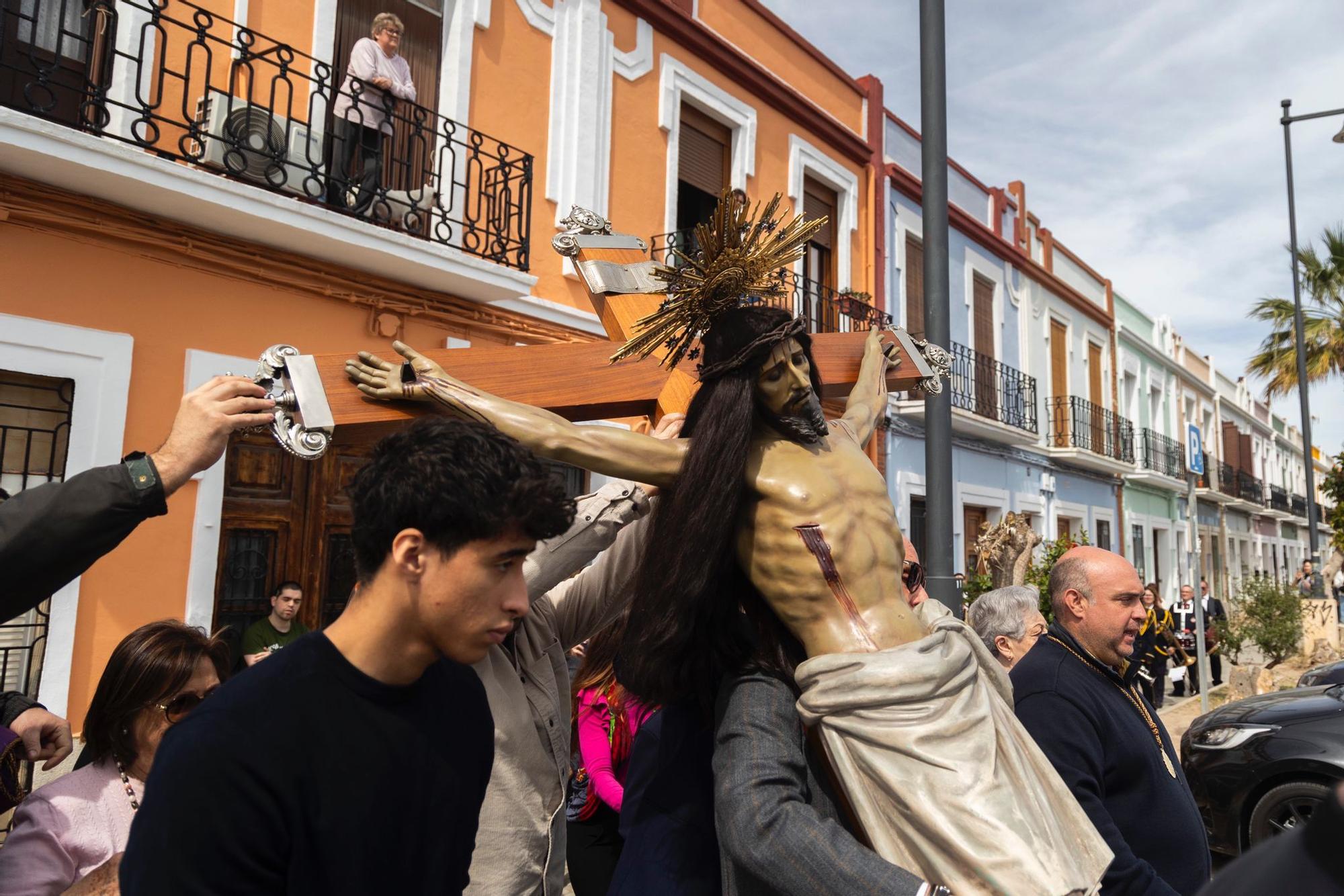 El Viernes Santo del Marítim amanece con el encuentro de los Cristos