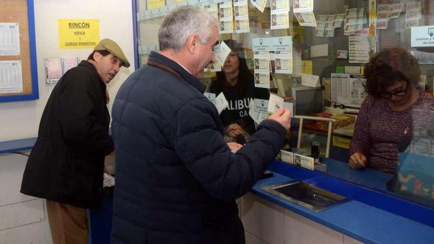 Un hombre compra lotería para el sorteo de hoy, ayer, en una administración gallega.