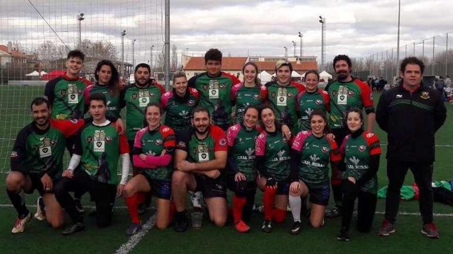 Chicos y chicas del Zamora Rugby Club en Arroyo de la Encomienda.
