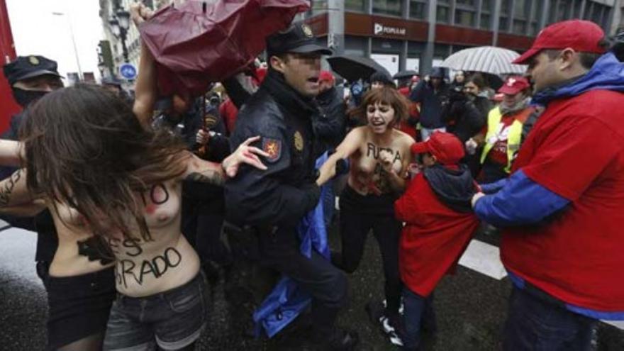 Activistas de FEMEN irrumpen en la manifestación contra el aborto de Madrid