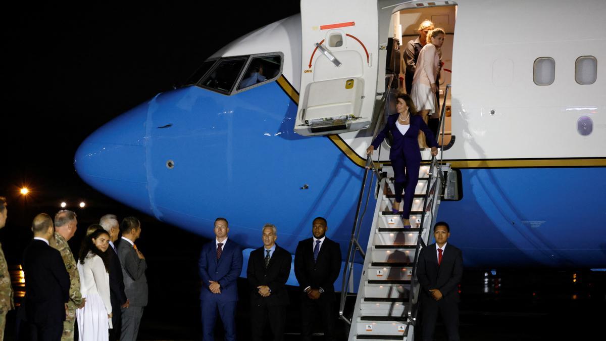 Nancy Pelosi desciende del avión tras aterrizar en Japón.