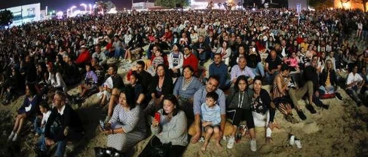 La playa de Bouzas, abarrotada el año pasado para ver los fuegos. // Ricardo Grobas