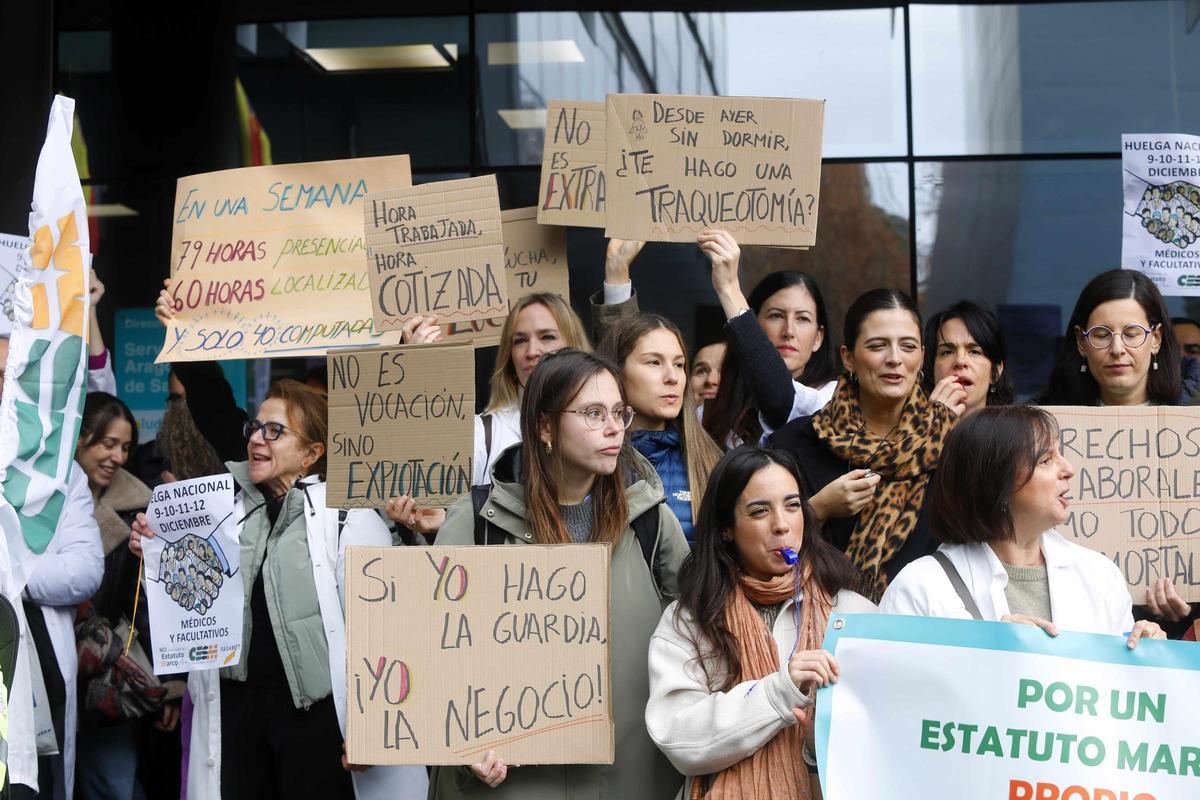 Los médicos se concentran a las puertas de la consejería de Sanidad durante la huelga de diciembre.
