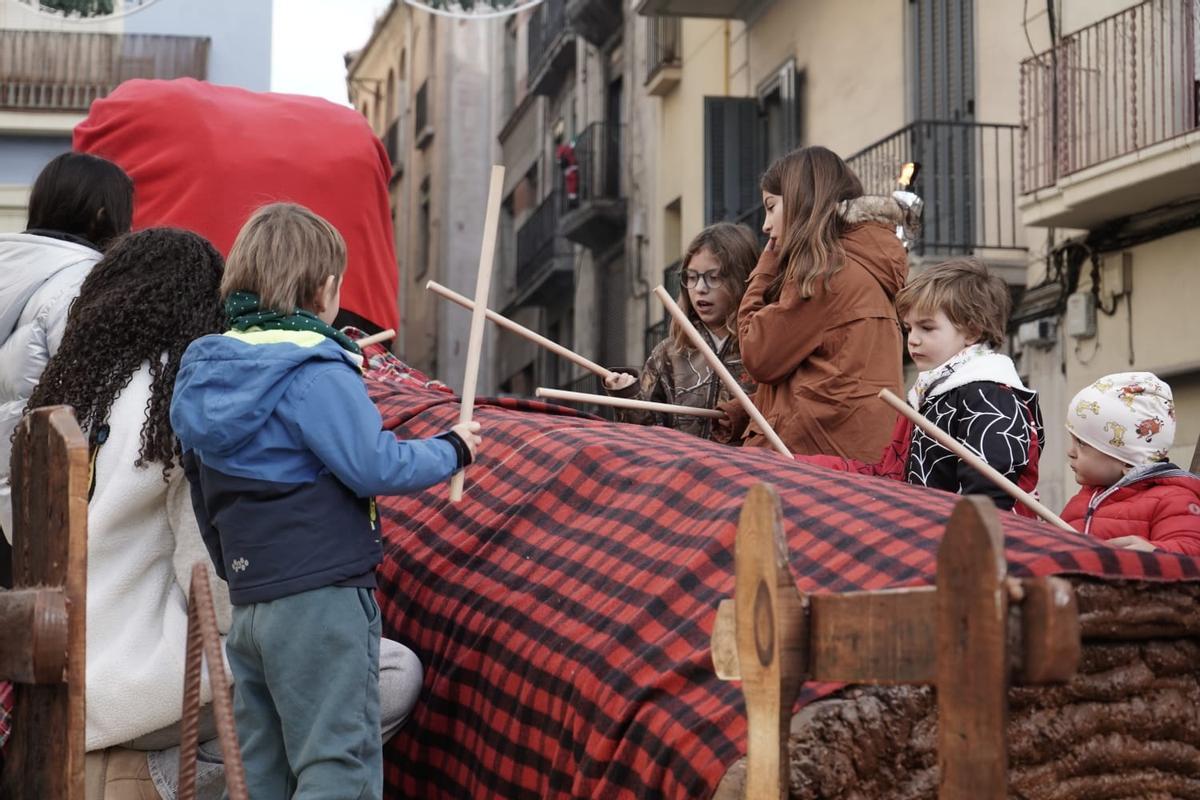 Canalla picant el tió gegant
