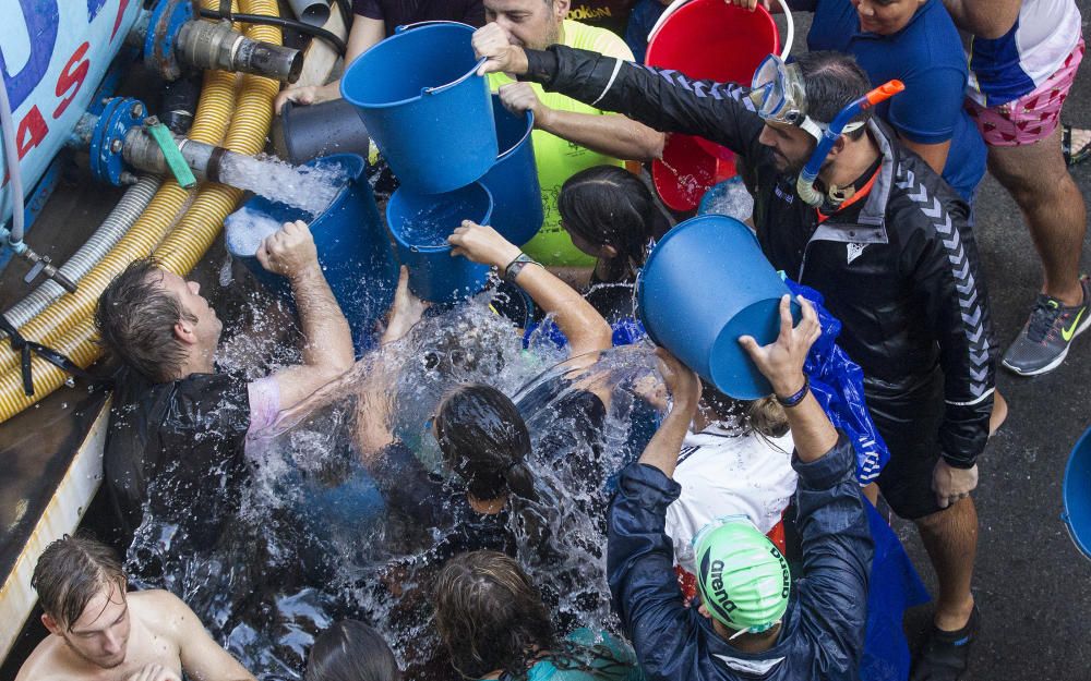 Una refrescante "poalá" para encarar el final de fiesta del Raval Roig