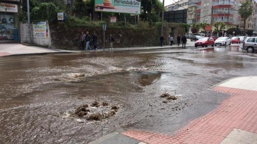 La rotura de una tubería de la red de agua potable de Vilagarcía anega la avenida Doctor Tourón y provoca cortes en el suministro a numerosos vecinos