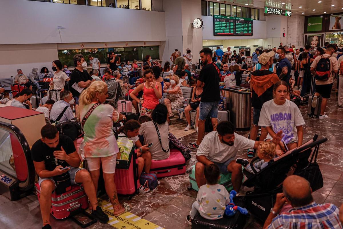 Pasajeros retenidos en la estación de Sants en Barcelona por la suspensión del servicio de trenes AVE entre Madrid y Barcelona.