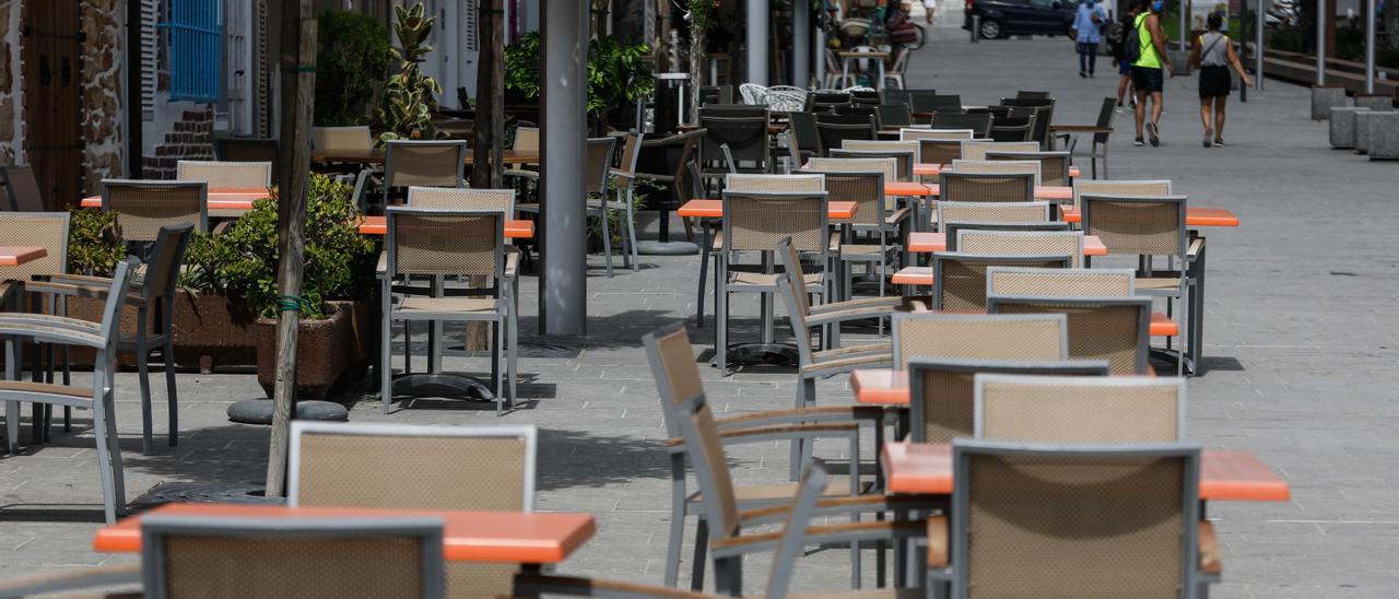 Una terraza de Santa Eulària vacía a finales de agosto de 2020. Zowy Voeten