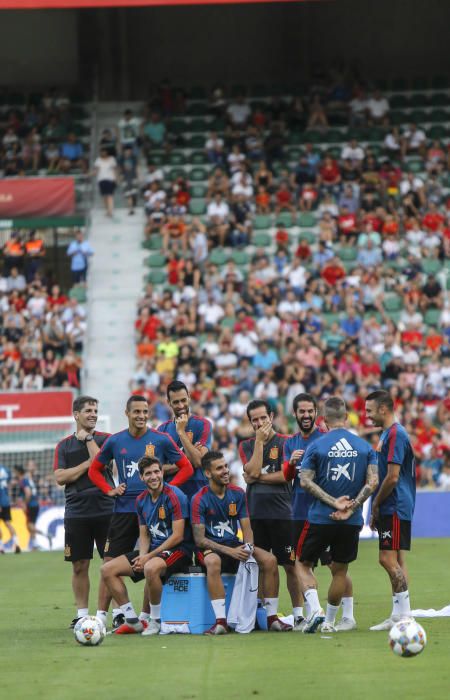 Los de Luis Enrique se ejercitan en el campo del Elche para preparar el enfrentamiento contra Croacia