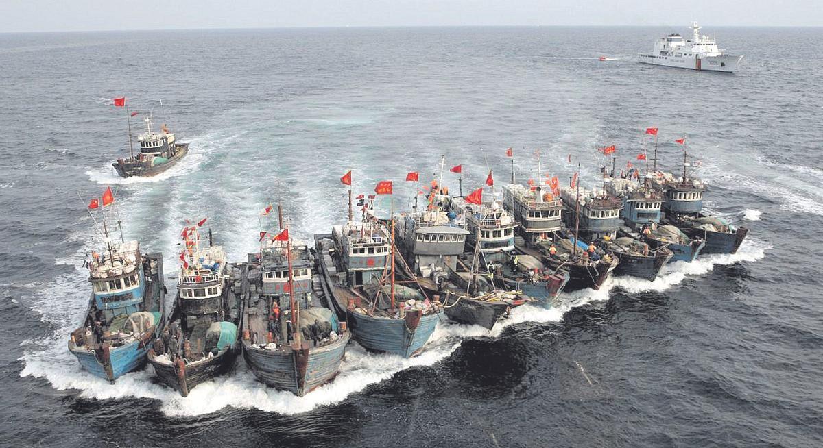 Pesquers xinesos vigilats per una patrullera equatoriana