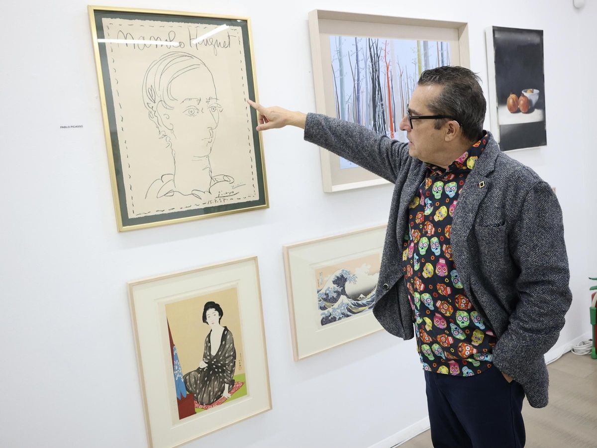 José Fermín Serrano muestra una de las obras.