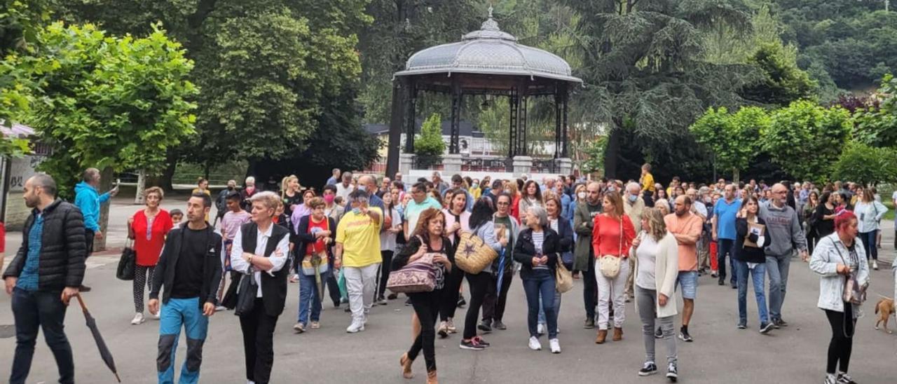 Vecinos participantes en la manifestación, con el quiosco del parque Dorado al fondo. | Vivas