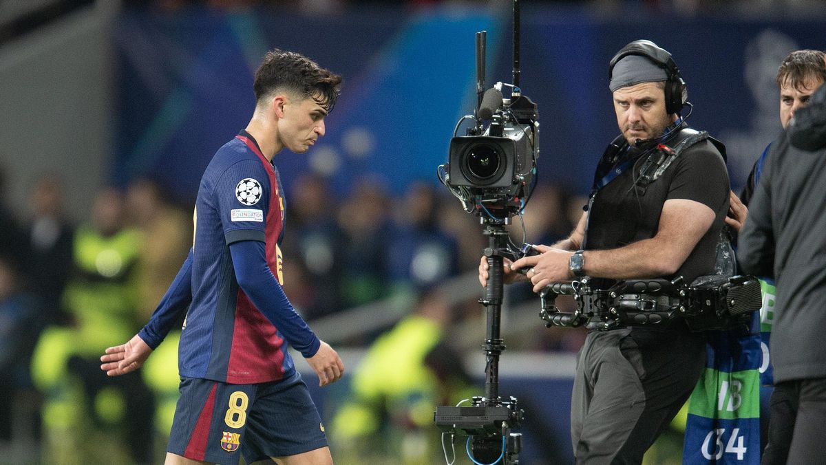 Pedri abandona el campo bajo la lente de un operador de televisión