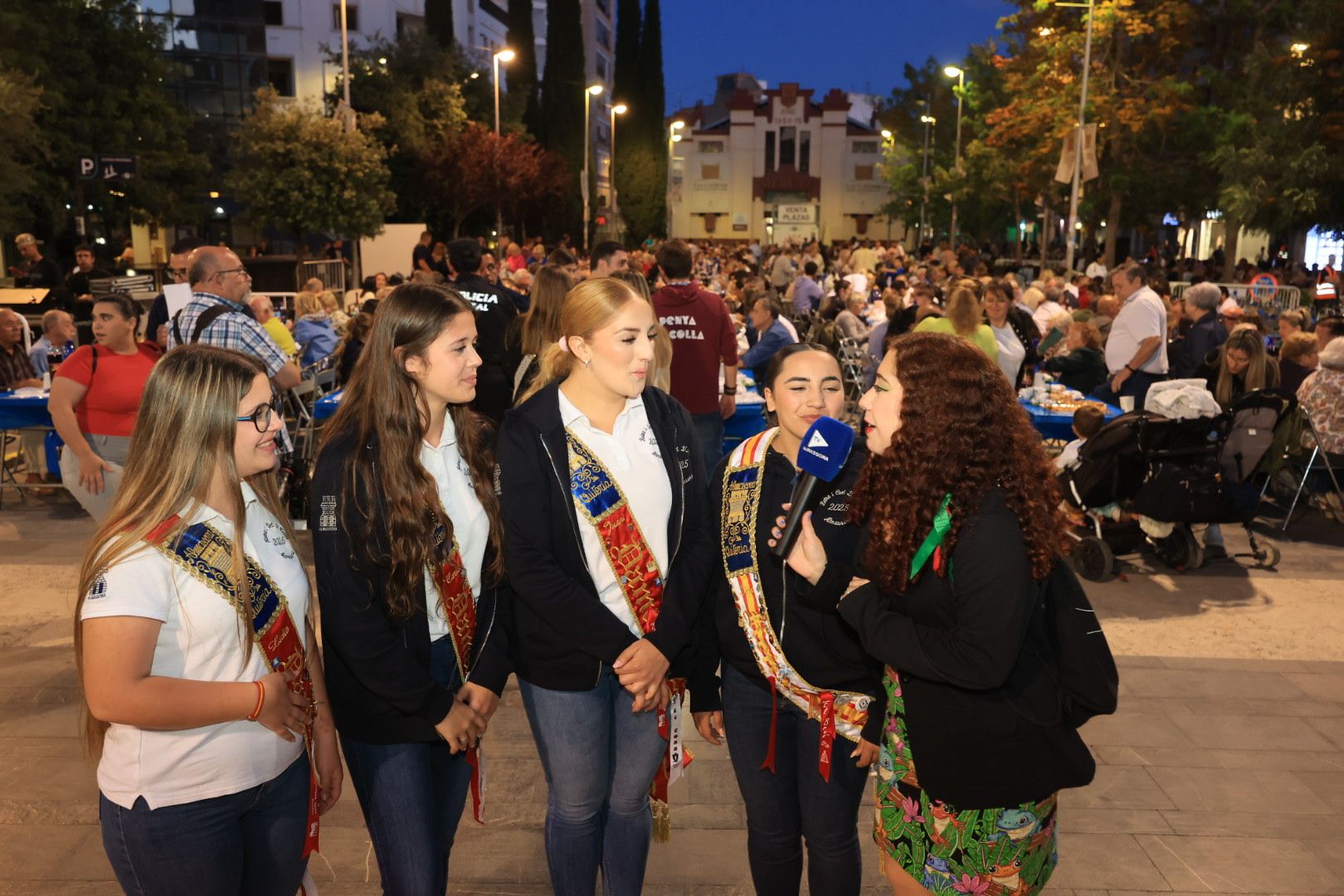 Búscate en la galería de fotos del 'sopar de pa i porta' en las fiestas de Almassora