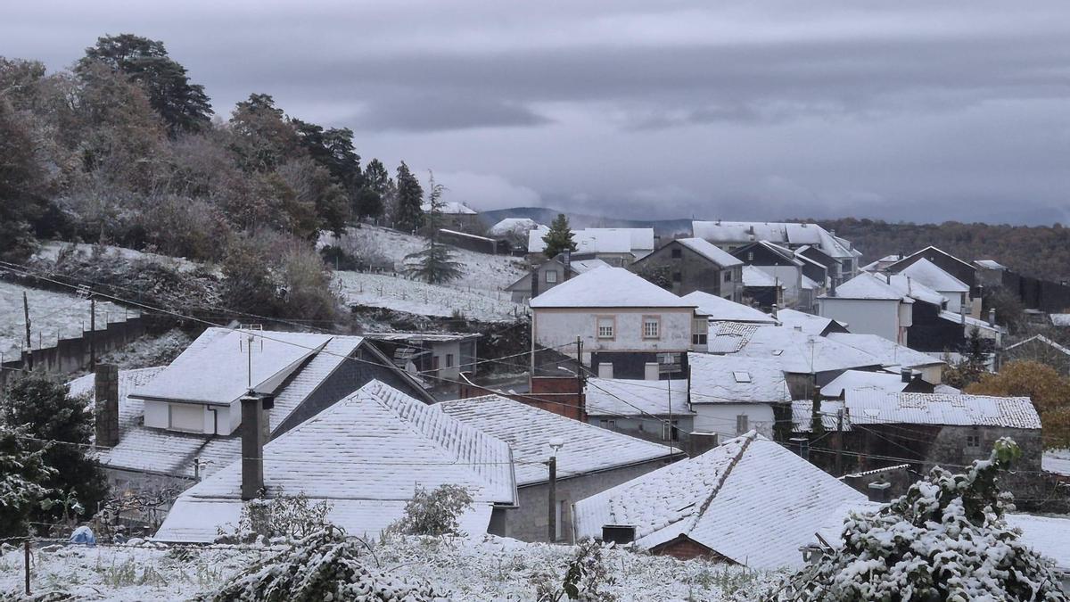 El tren de borrascas convierte San Xoán de Río en una postal invernal