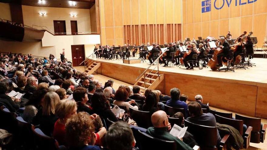 Oviedo Filarmonía, sobre el escenario del Auditorio, ayer.