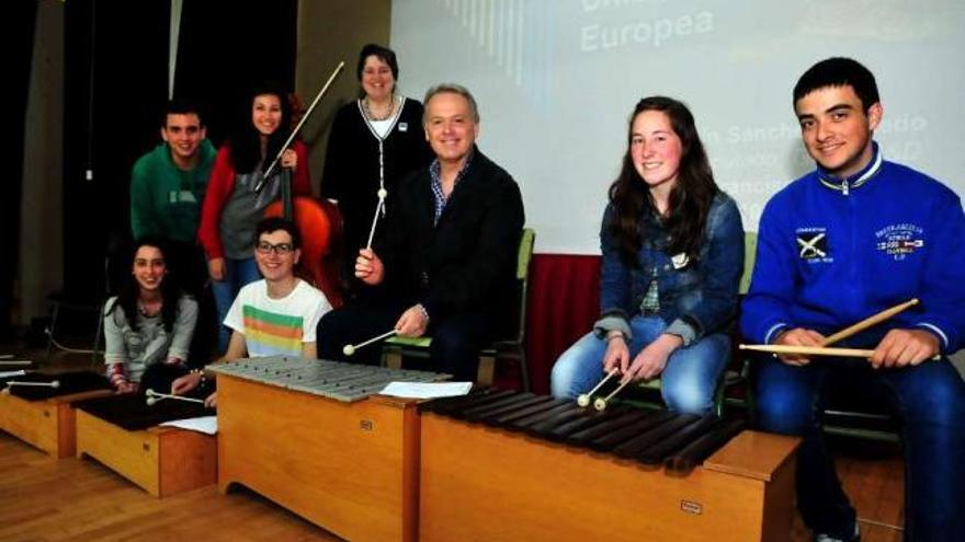 Antolín Sánchez Presedo posa con varios de los alumnos que acudieron a su conferencia, que llenó el salón de actos del instituto cambadés.  // Iñaki Abella