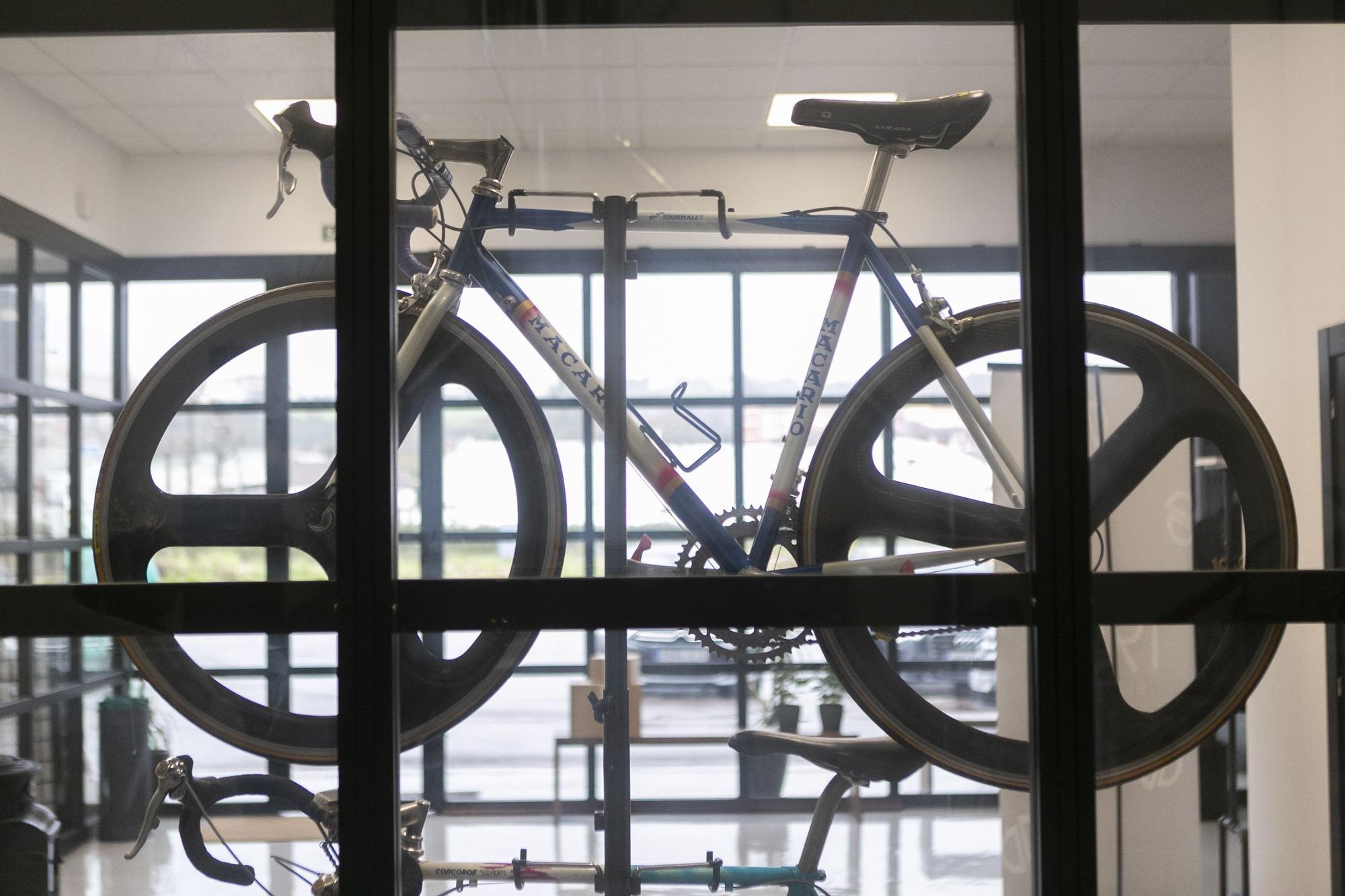 Así es por dentro el tostadero de cafés de Avilés con bicicletas de campeones del mundo