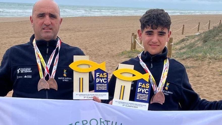 Los Calabuig, padre e hijo, posan con los trofeos y las medallas