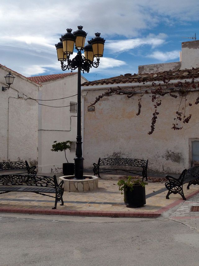 La gente mayor del pueblo pasa tiempi en estos bancos.