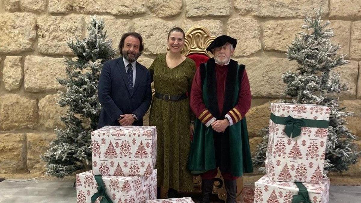 Daniel García-Ibarrola y Eva Contador junto al Cartero Real que visitará a los mayores esta Navidad