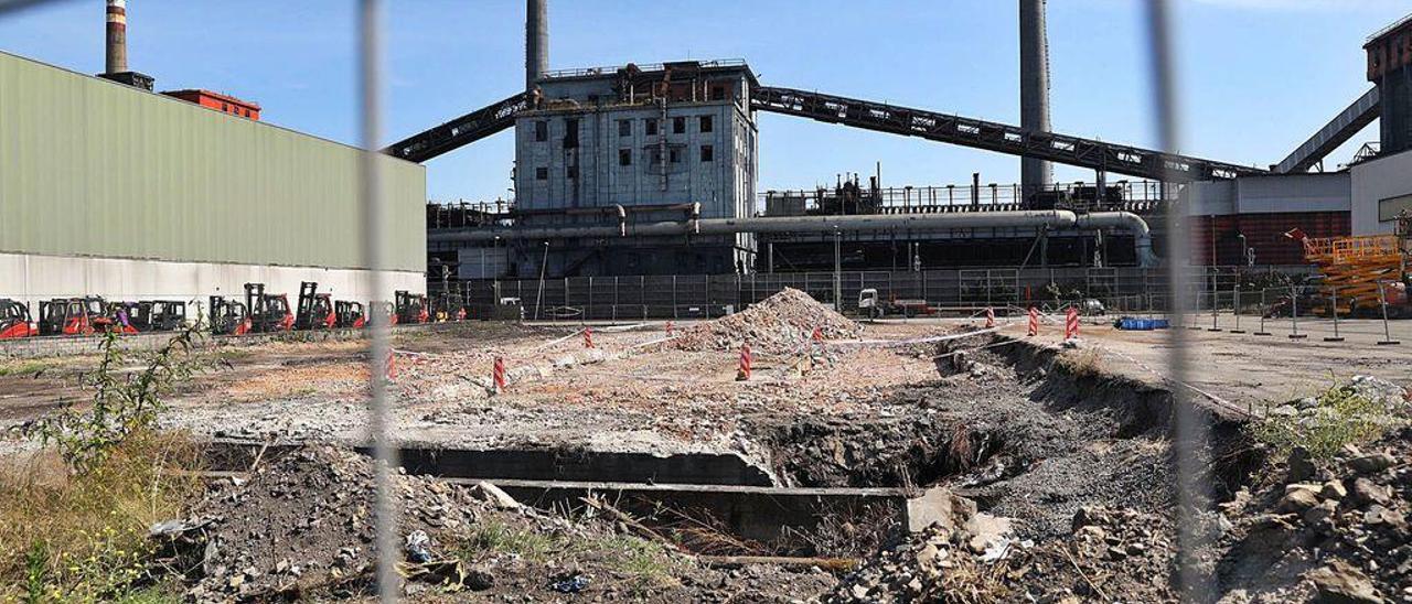 El solar que ha quedado despejado tras el primer derribo de instalaciones pertenecientes al complejo de las baterías de coque.