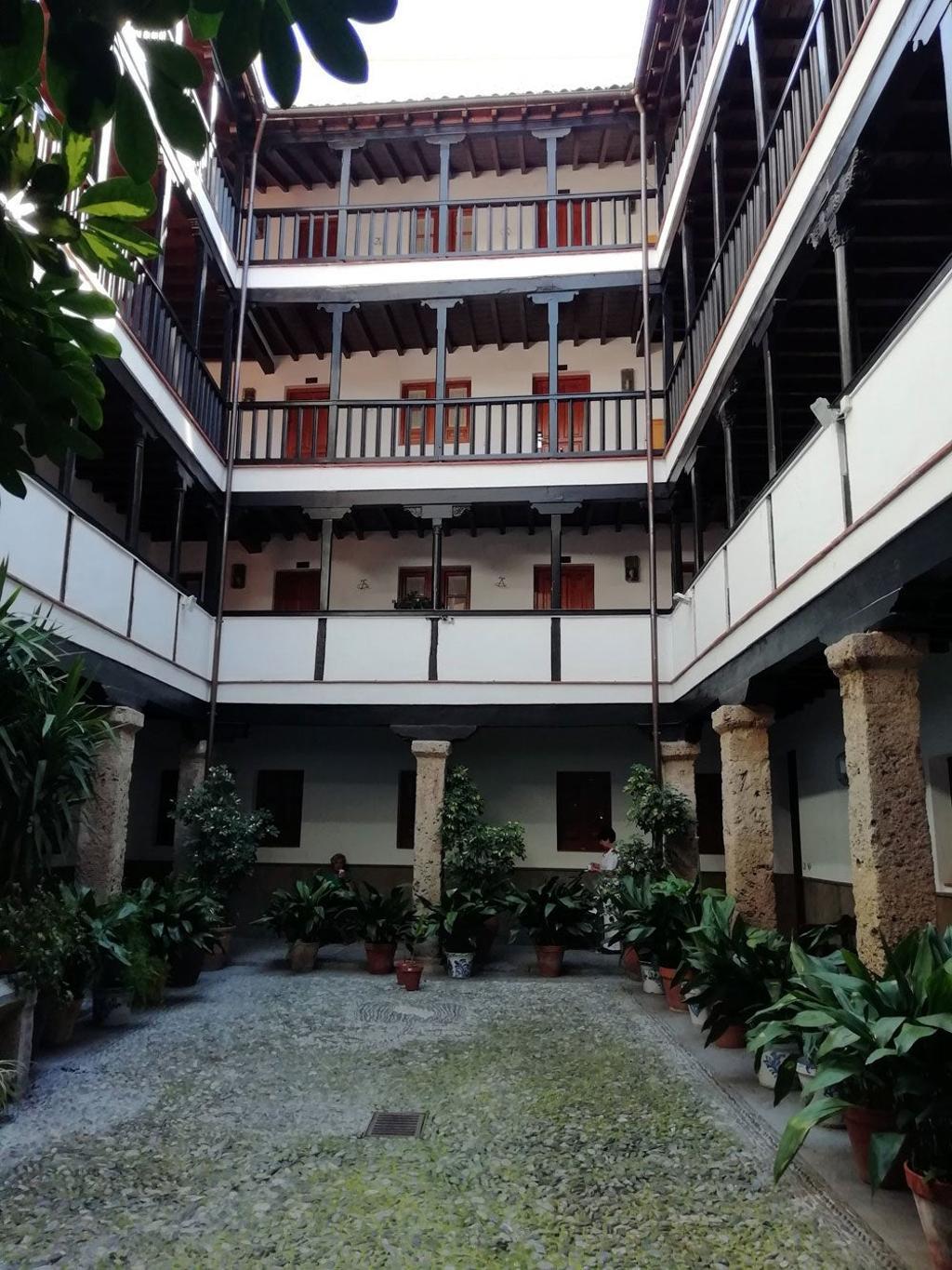 Es actual residencia oficial de la Universidad de Granada.