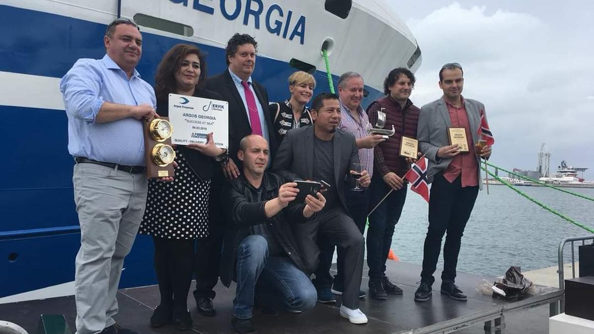 José Saborido, izqda.; el fallecido César Acevedo, 3º, de pie; y Ramón García, dcha., con familiares y antiguos tripulantes del 'Argos Georgia' en su botadura en Gibraltar en 2018