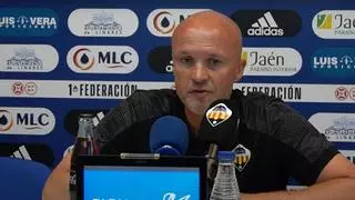 Dick Schreuder, tras el triunfo del Castellón en Linares: "No hemos podido jugar nuestro fútbol: el césped estaba muy mal"