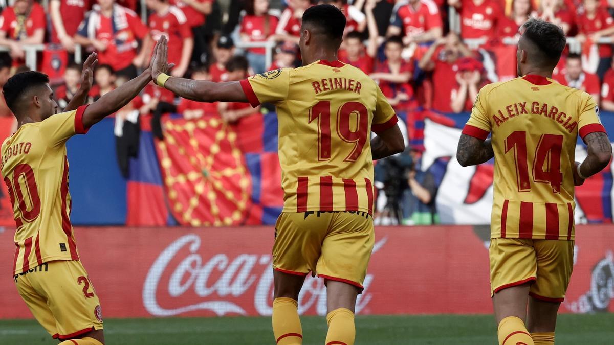 Yan Couto felicita a Reinier tras anotar el futbolista brasileño el 2-1 para el Girona.