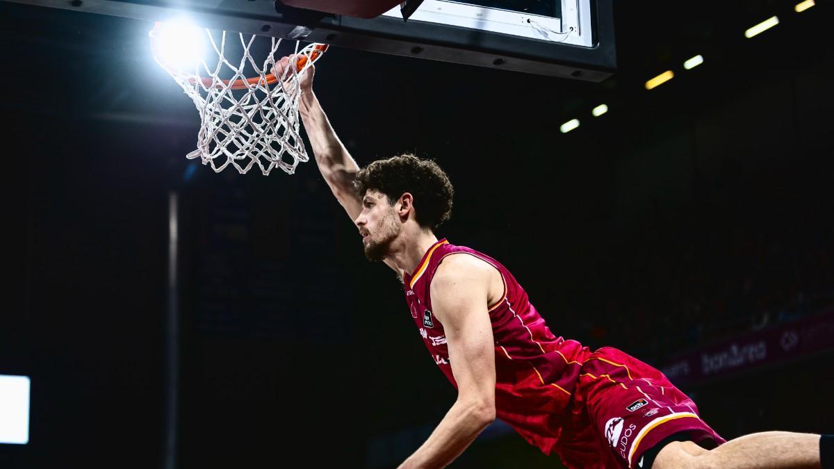 Oriol Paulí, colgado en uno de los aros de Barris Nord